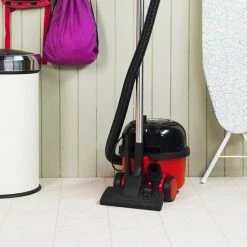 Groothandel 💯 Numatic Henry HVR160 ECO - Stofzuiger Met Zak - Rood/Zwart. Eco Motor Voor Lager Energieverbruik. Met Gratis Eco-brush 🔥 -Dyson-winkel 550x550 774